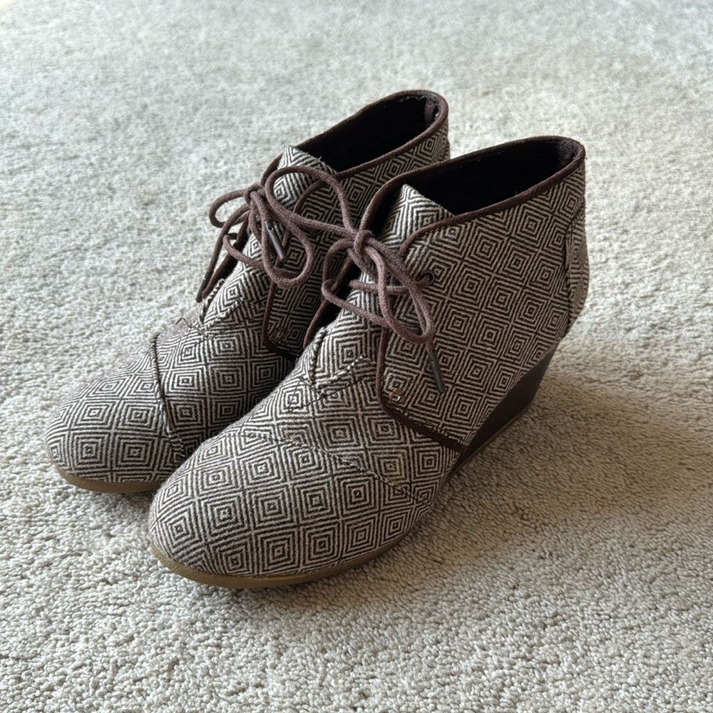 Tom’s wedge bootie - brown pattern size 10